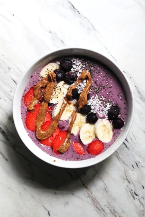 acai bowl with toppings