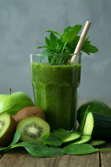 Green smoothies contain a lot of fibre and water.